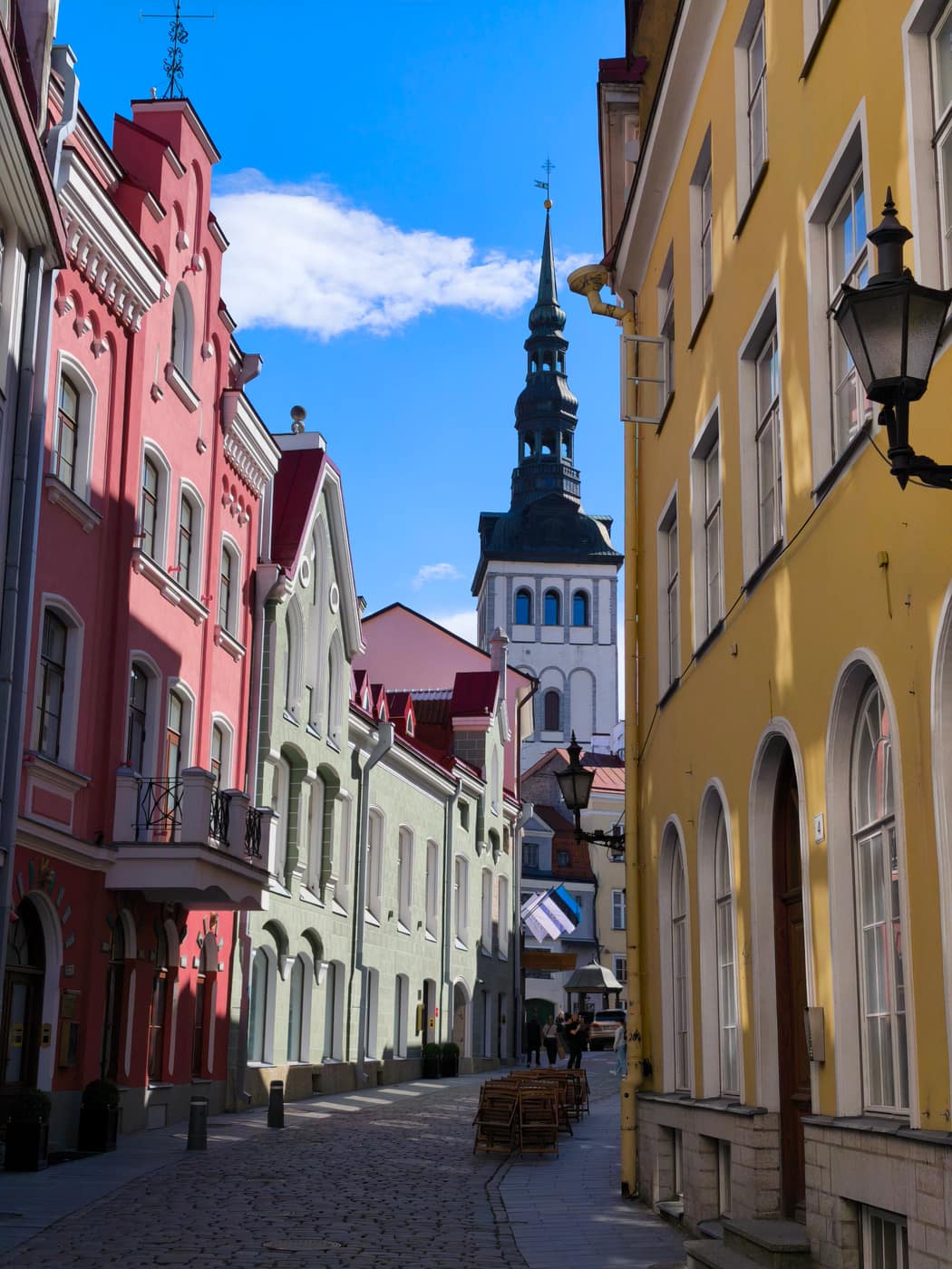 Kolorowa ulica Rataskaevu na Starym Mieście w Tallinnie